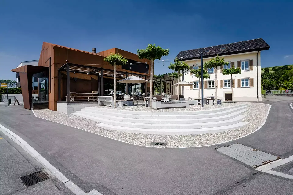 Aussenansicht mit Dorfplatz