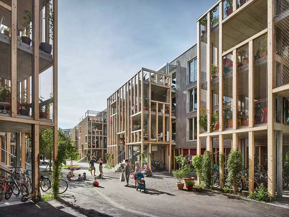 Autofreie Gasse mit aneigenbaren Teilräumen