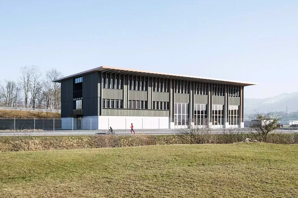 Innert nur gerade 11 Monaten entstand beim Autobahndreick Reichenburg der Werkhof Reumeren. Tragwerk und  Fassadenverkleidung sind komplett aus Schweizer Holz.