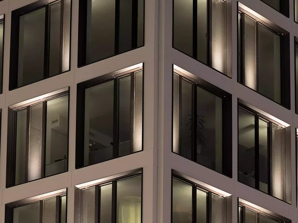 Vue nocturne rapprochée du module de façade