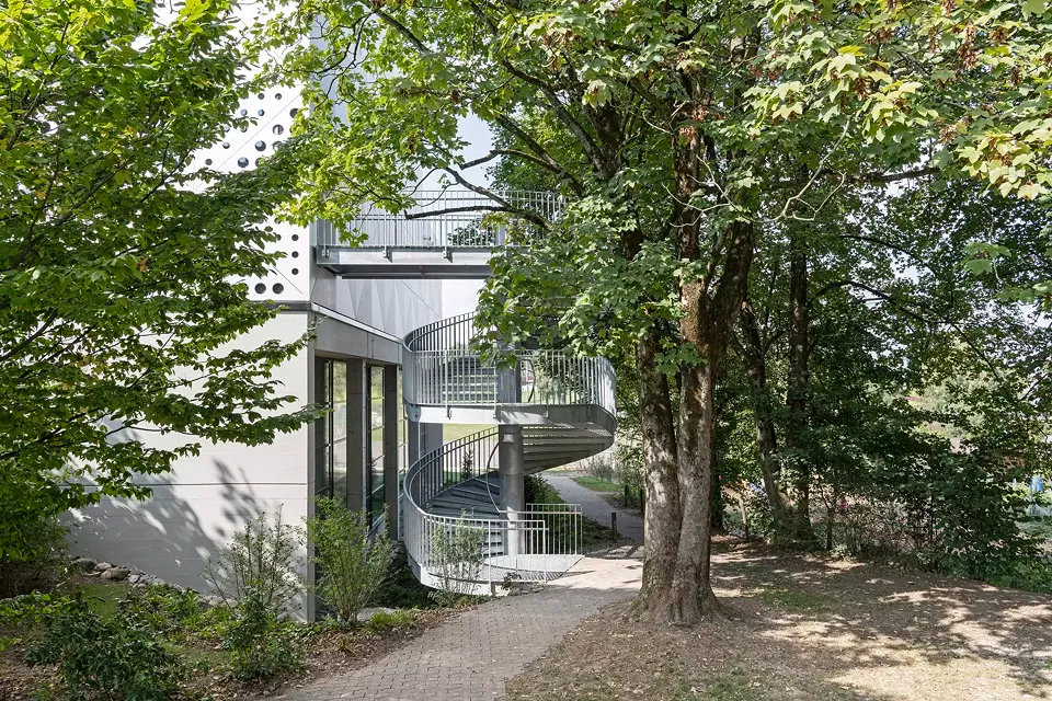 Erhaltender Altbaumbestand zwischen Turnhalle und Familiengartensiedlung