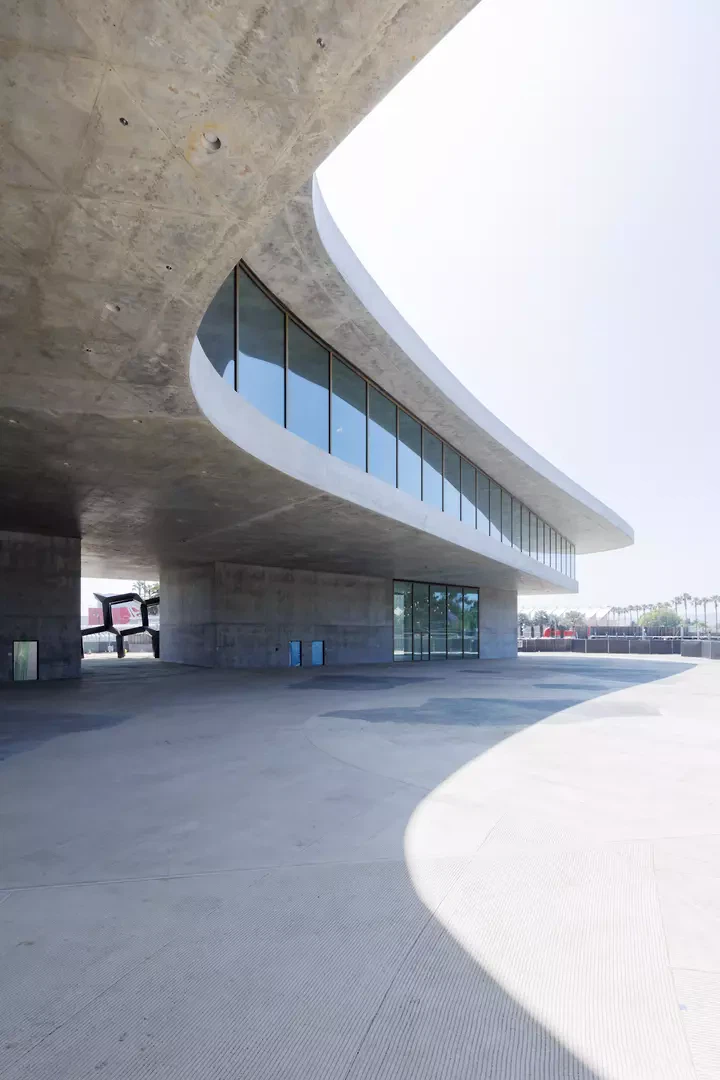 Les dalles convexes et concaves des nouvelles David Geffen Galleries crées de vastes espaces publics abrités, à proprement parler, sous le musée.