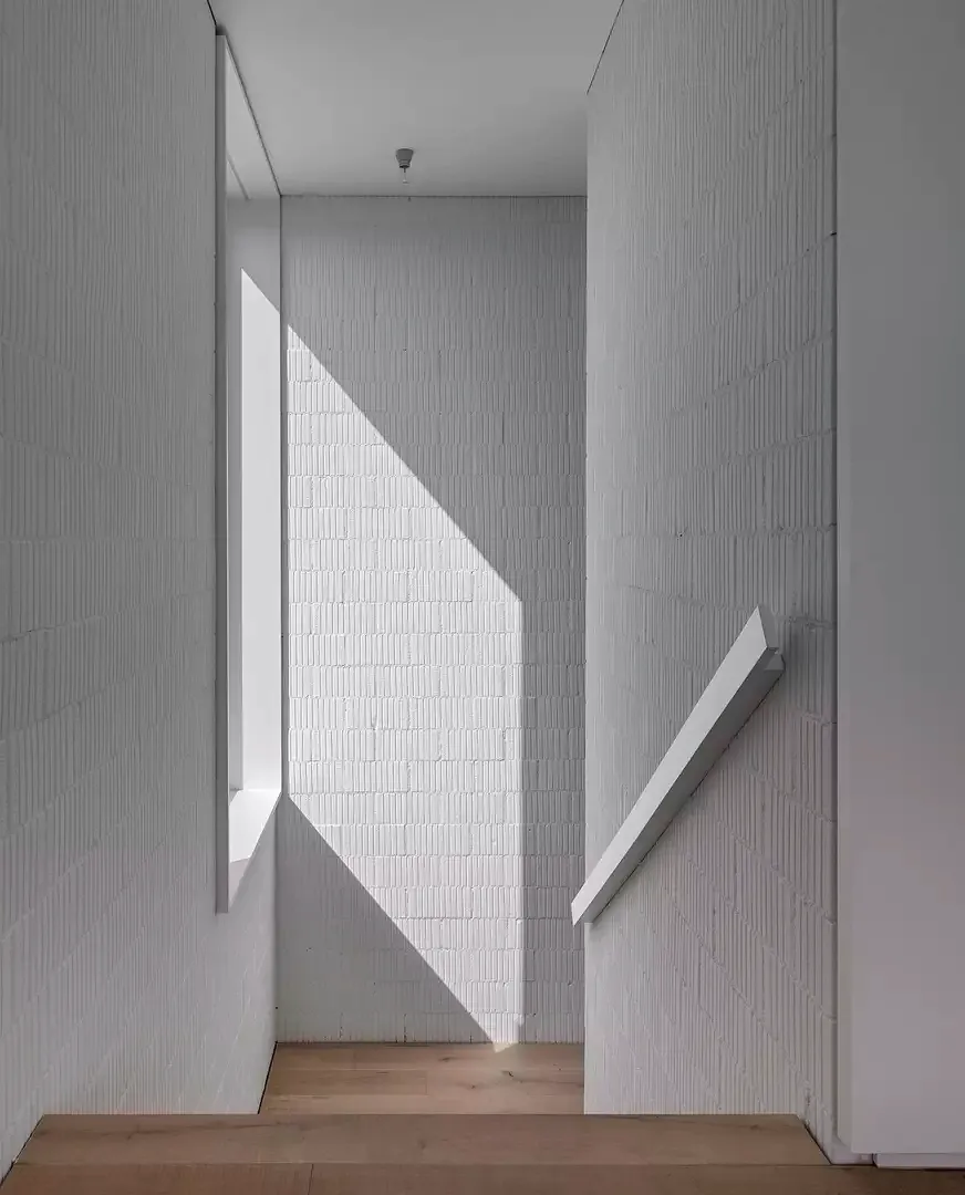cage d'escalier avec murs en brique sans enduit