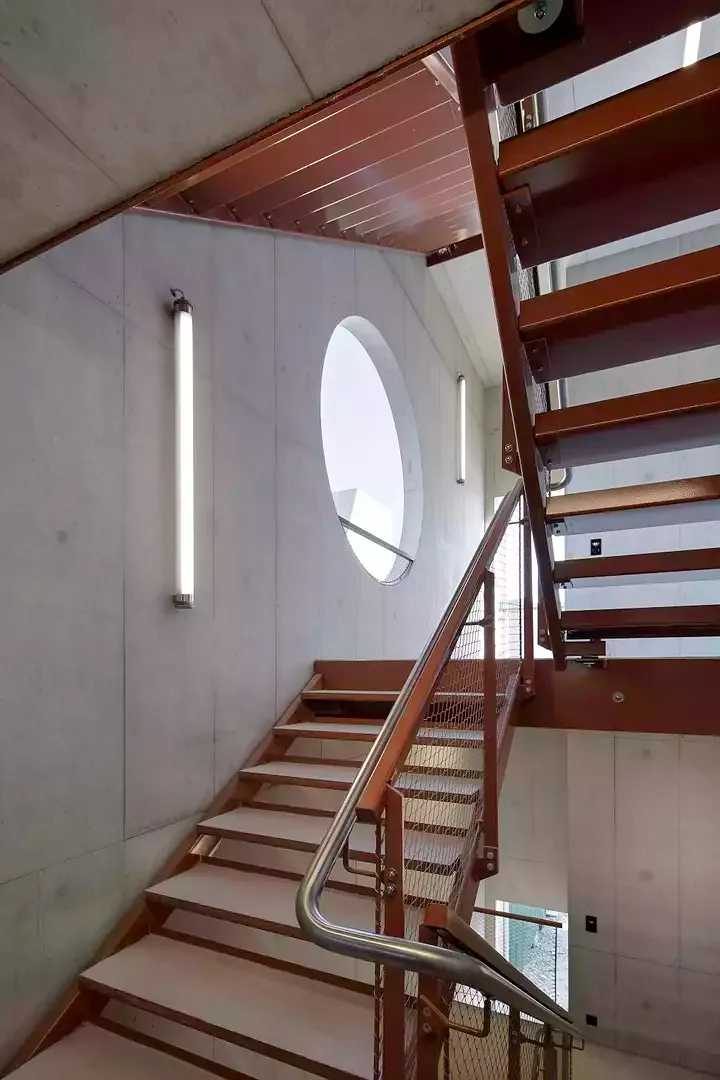 Cage d’escalier semi-ouverte