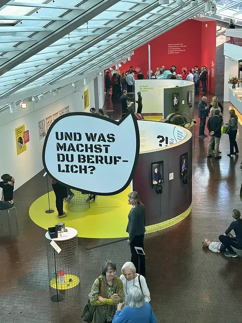 Blick aus dem «morgen» auf dem Mezzanin zurück ins «heute» und «gestern» der Ausstellung.
