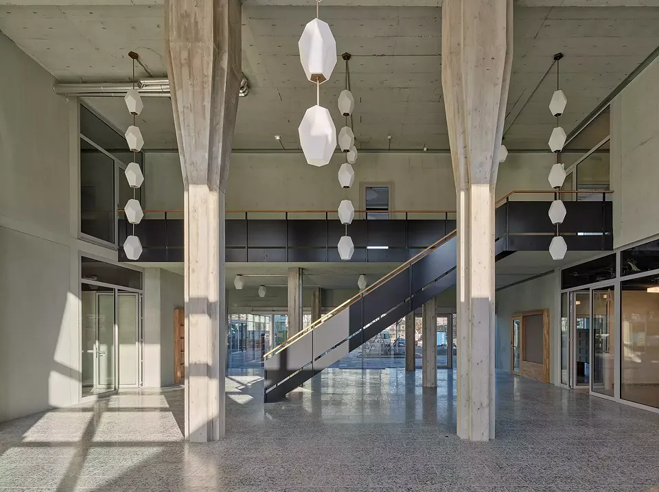 Foyer und öffentliche Querung
