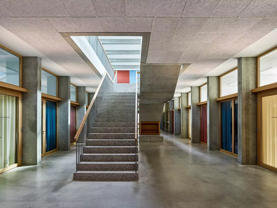Schulhalle im Erdgeschoss für allgemeinen Nutzungen