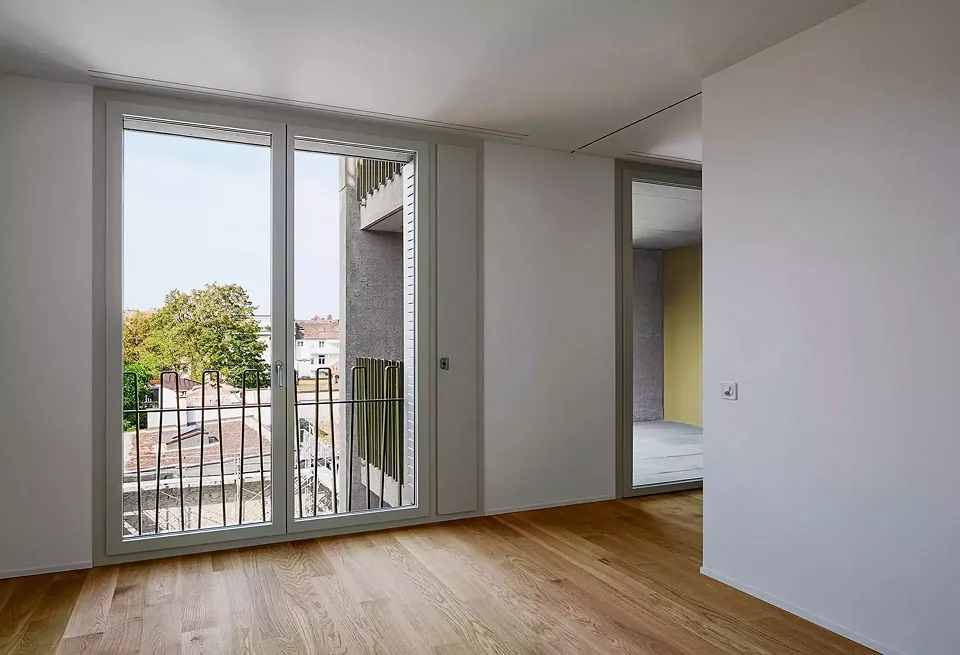 Vue côté cour, la fenêtre  à la française à hauteur de plafond est parachevée  sur le côté par un vantaux d’aération corbuséen. Directement derrière, les volets pliants coulissants en position ouverte.