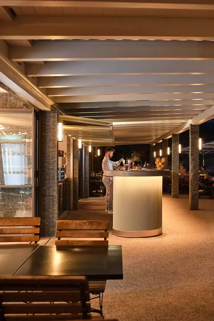 Bar extérieure sous la pergola