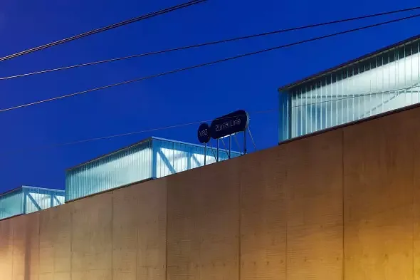 Nachts glimmen die Oblichter durch den 24h-Betrieb des Depots