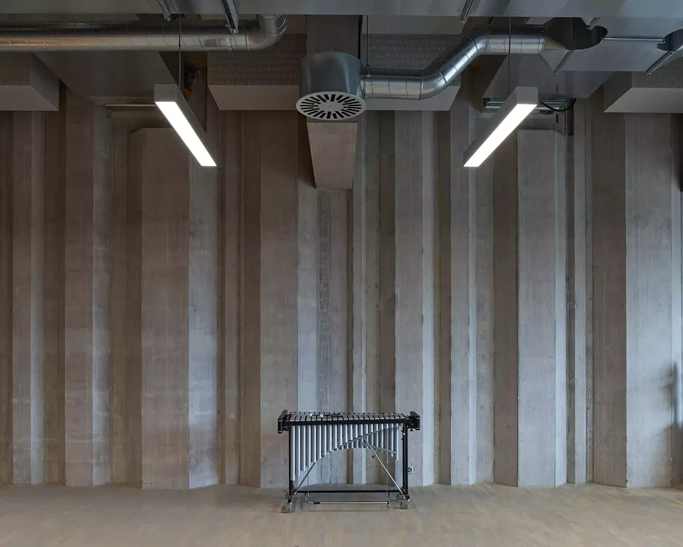 Trakt E: modulation des murs en béton dans les salles de musique pour une diffusion sonore optimisée