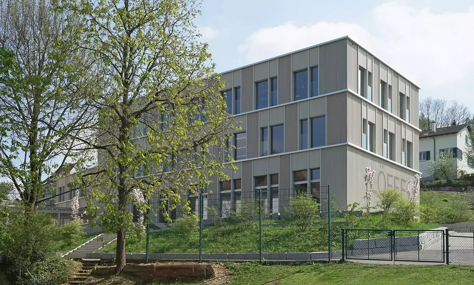 Ansicht Aula und Schule