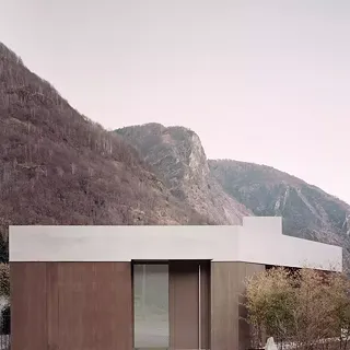 Maison individuelle sur un terrain en pente