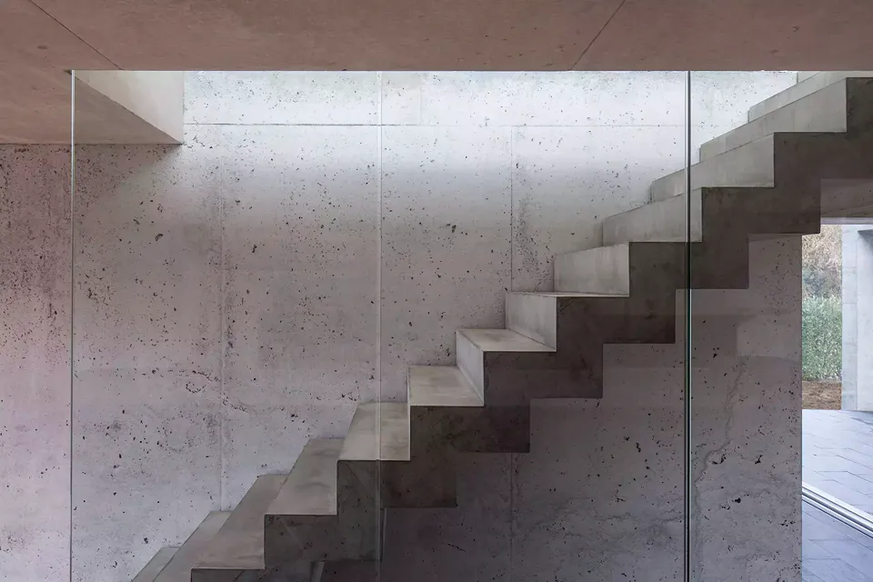 Escalier en béton apparent rez-de-chaussée - étage supérieur