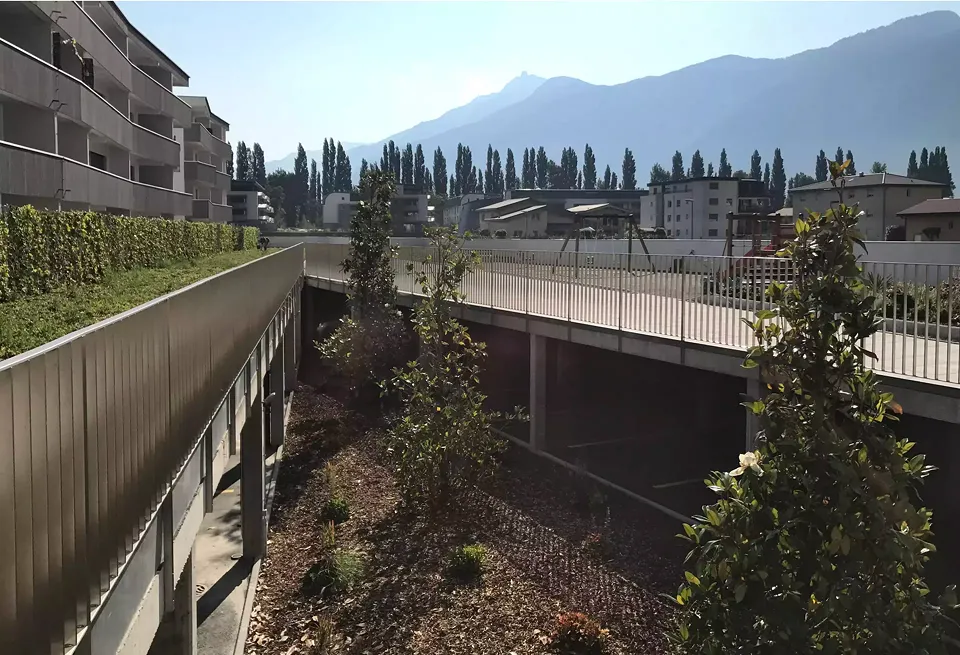 M4745_patio_depuis_cour