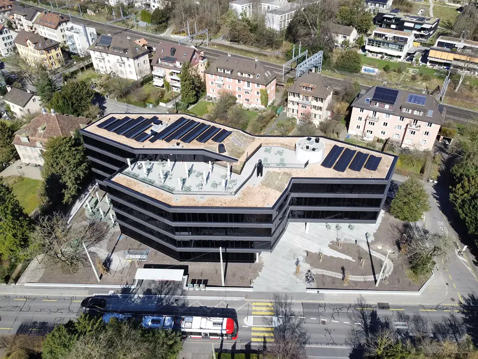 Einbettung ins Quartier: Drei Ecken der Parzelle bleiben zur Bepflanzung mit Bäumen frei. So tritt es ebenso wie die benachbarte Villa zurück und bildet einen zusammenhängenden Grünraum.