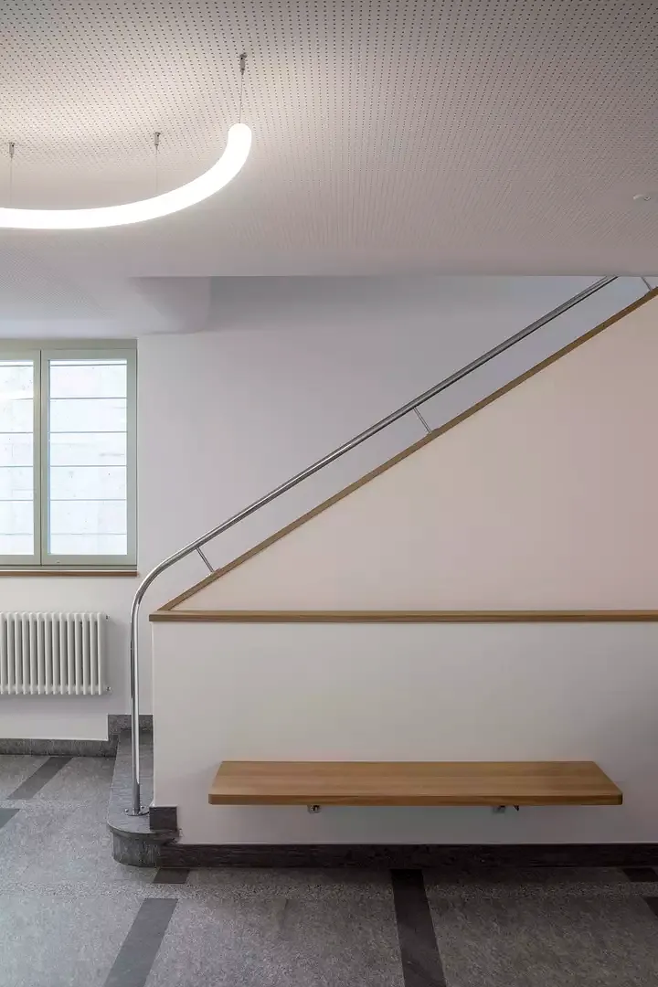 Sitzbank Eingangshalle