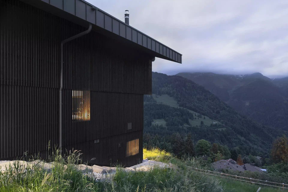 Dunkle Holzfassade als zeitgenössische Interpretation traditioneller Bauweise