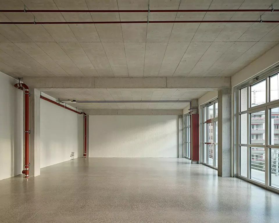 Gewerberaum in einem Obergeschoss mit Zugang zum Balkon