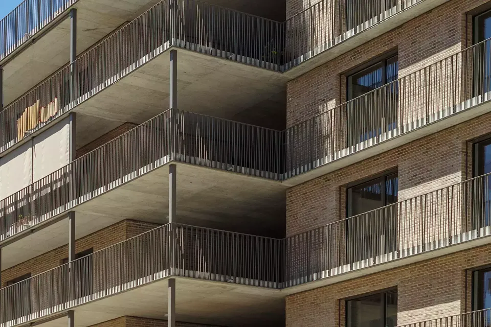 En béton brut, les coursives offrent une matérialité sobre et neutre, propice à l’appropriation. Ce support volontairement dépouillé devient le prolongement des logements, modulé par les usages, les objets et les gestes du quotidien des habitants.