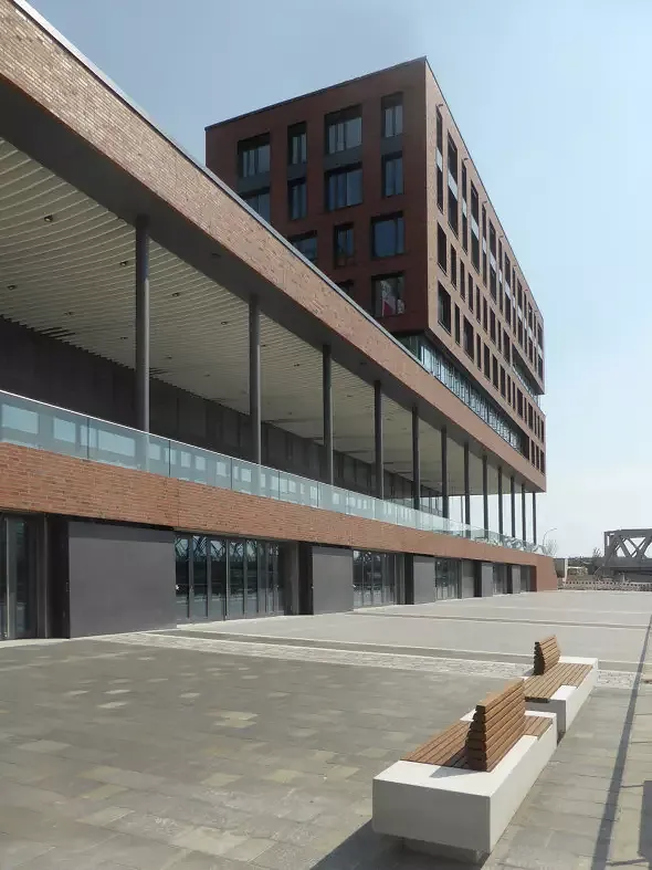Warft-Ebene mit Blick Richtung Hafen
