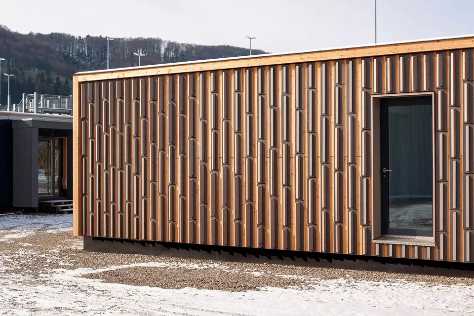 Ostfassade, Neuinterpretation des traditionellen Boden/Deckel Fassadensystems