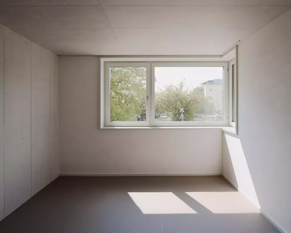 Chambre avec fenêtre en encoignure