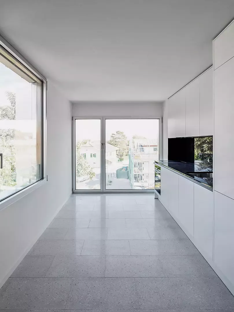 La matérialité dans chaque logement tend à  renforcer la luminosité au sein de l’habitat. Les cuisines sont également claires et composées  d’un plan de travail en granit noir.