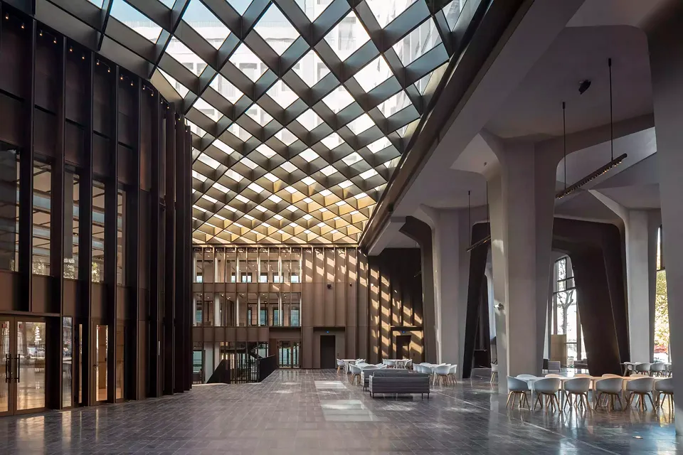 Ein Entree, so üppig wie eine Kirche: Das 1500 Quadratmeter grosse Foyer lädt zum Verweilen ein.