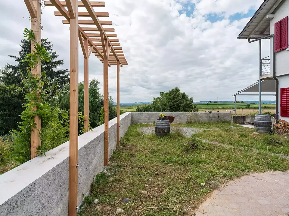 Terrasse extérieure et mur en béton pisé terminé 