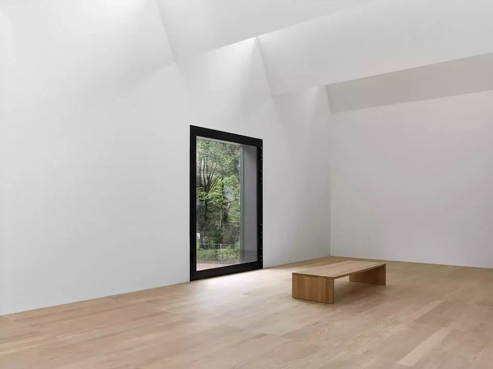 Ausstellungsraum mit Ausblick