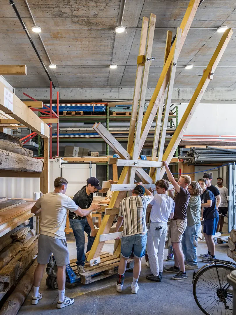 Die vorgefundenen Bedingungen im Atelier als auch die Rahmenbedingungen des Transports erhöhen die Komplexität und beeinflussen Entwurf und Ausführung.