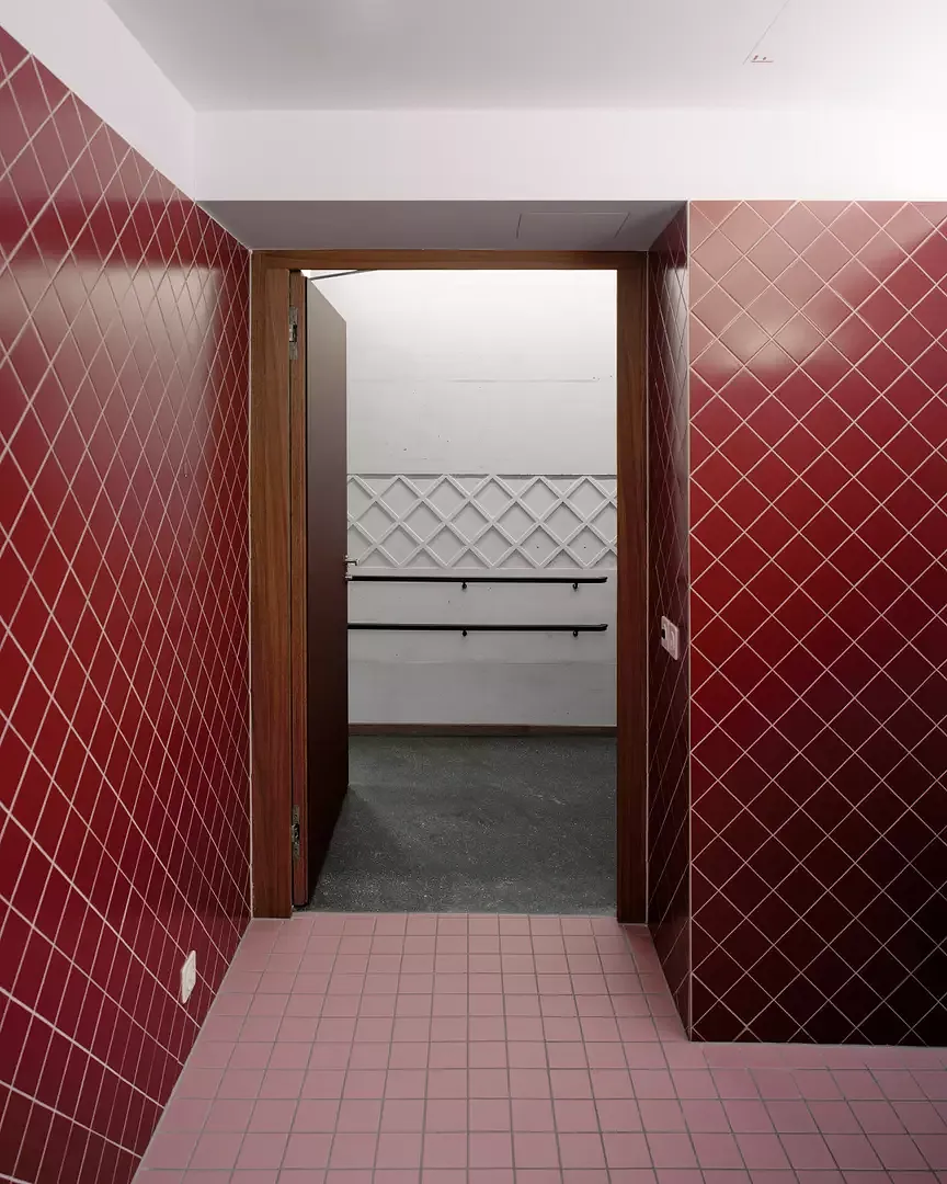 TANNE_Innen_Orientierung durch Muster_Toilette