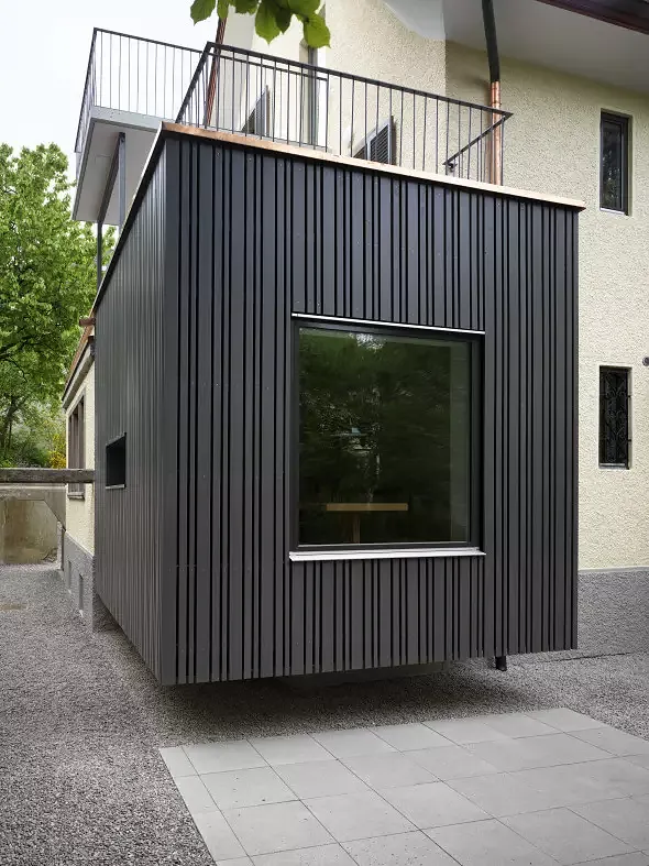 Das zentrierte Fenster ermöglicht den Blick durch das Gebäude bis in den Garten. Foto: Andrea Helbling