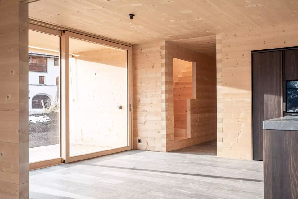 Zugang zur Zimmeretage, Küchenblick – Perspektive mit Bezug zur Landschaft und zum Dorf