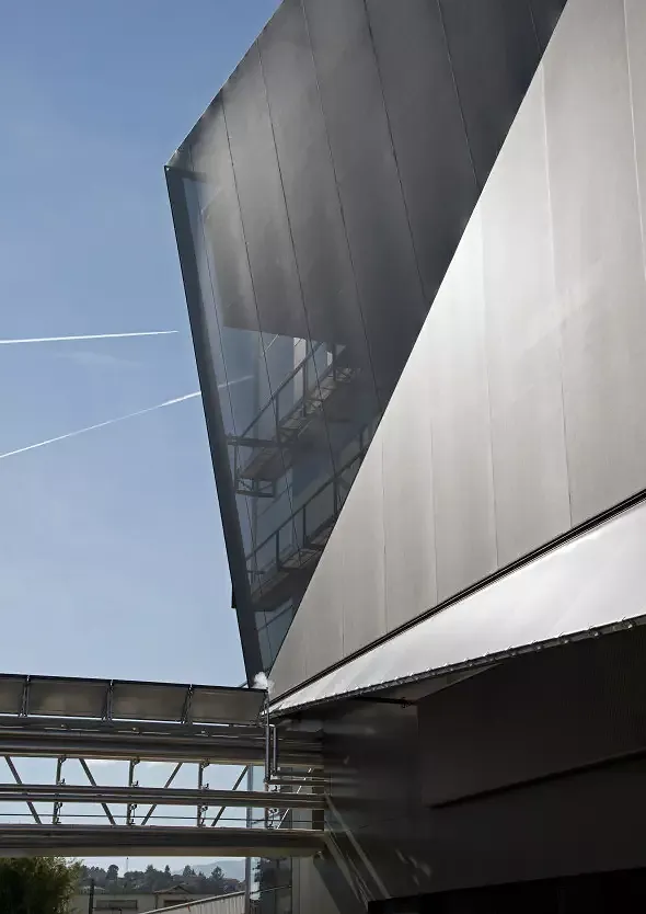 Vue extérieure façade sud et Passerelle énergie