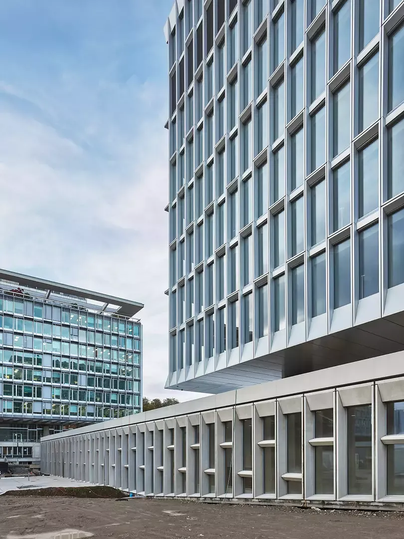 Der Neubau mit dem Altbau im Hintergrund