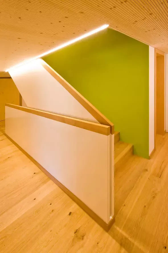 Treppenhaus mit Frühlingsgrün