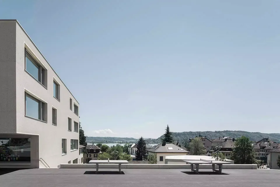 Westfassade mit Seepanorama