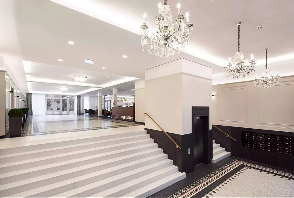 Eingangsbereich mit Blick auf die Lobby und Empfang