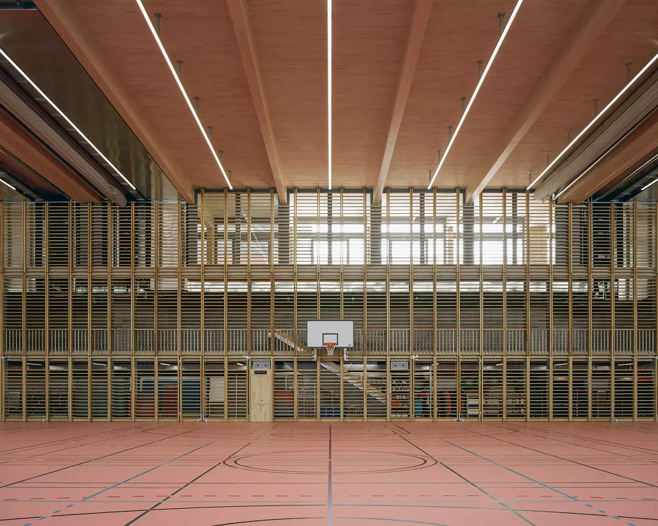 Die hallenhohe Sprossenwand als Filter zum Transit- und Ausstellungsbereich