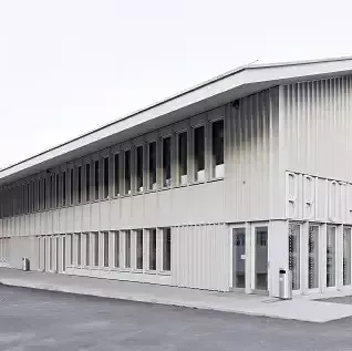 Schulhaus Bibliothek Dorf