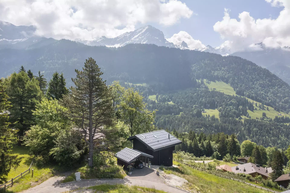 Einbettung des Gebäudes in die alpine Hanglandschaft von Gryon
