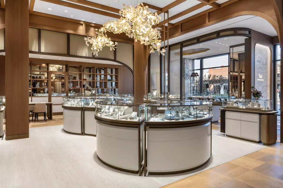 Vue sur la pergola centrale avec ses comptoirs de vente