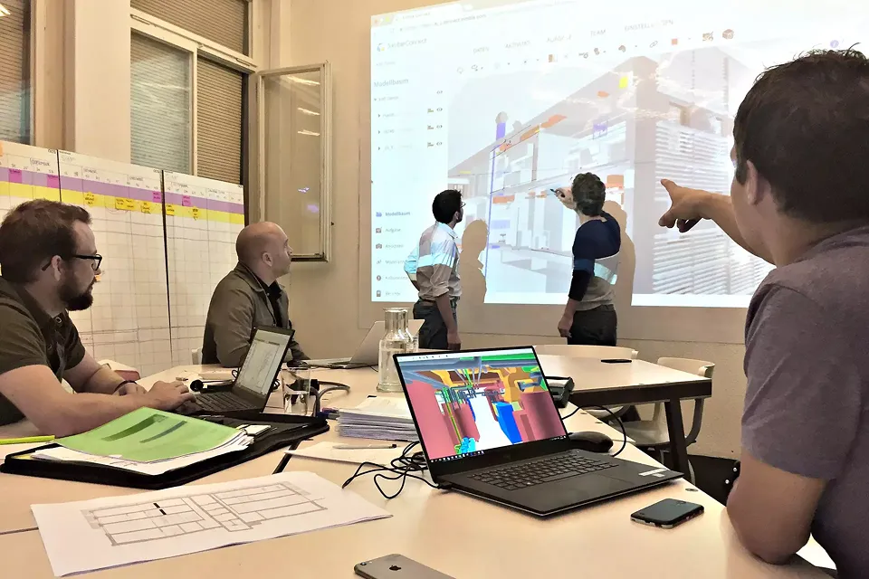Koordinationssitzung mit digitalem Bauwerksmodell