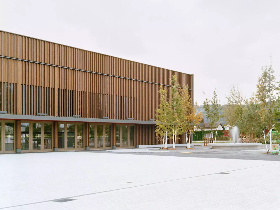 Der Neubau bildet zusammen mit dem Bestand einen klar gefassten Dorfplatz