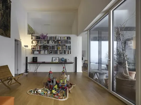 Bedingt durch die äussere Form und die verschiedenen Höhenlagen entstehen ganz unterschiedliche Wohnungstypen, welche Platz für individuelles Wohnen bieten.