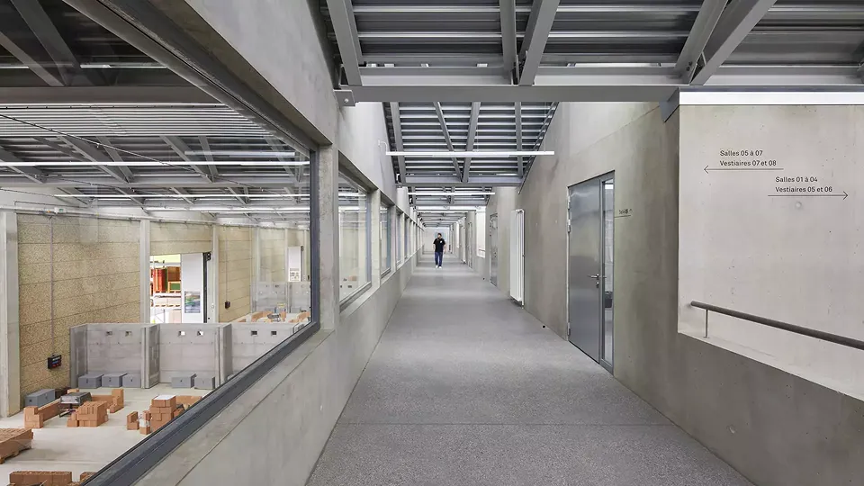 Distribution des salles de théorie offre une vue panoramique sur les ateliers