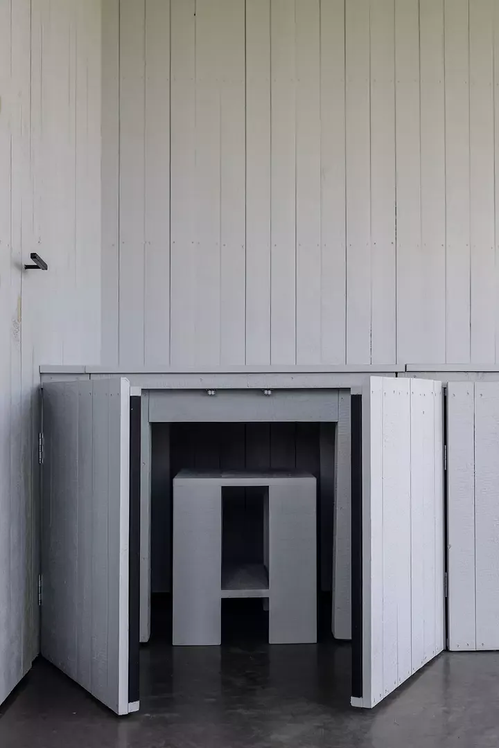 Tisch und Hocker verstaut