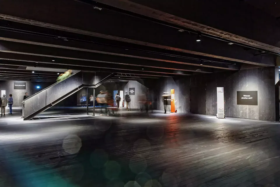 Eine flexibel im Deckenraster anzuordnender Treppenlauf lässt zusätzlich mehrere Varianten für einen zweigeschossigen Ausstellungsparcour mit maximal 1500 Quadratmetern Ausstellungsfläche zu.